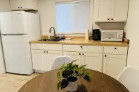 Kitchenette and Ideal Location Near the Beach - Charming Oasis Hotels in Rockaway Beach