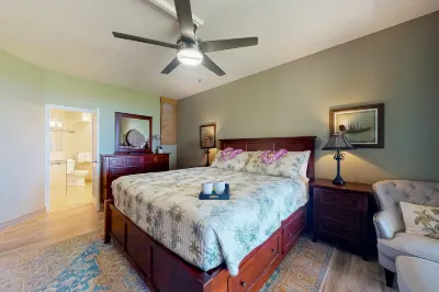 Lovely Pu'u Poa home overlooking the Pacific Ocean w/shared pool, W/D, & lanai