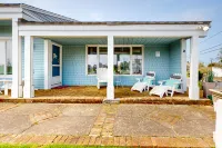 Seaside condo with patio, beach access, loft, board games, gas grill, & firepit Hotel di Chatham