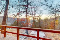 Beautiful cabin in quiet location with lake views, firepit, grill, washer/dryer Hotels in Carroll County
