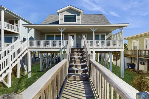 Attractive, oceanfront house with beach access, deck, grill, & AC - near dining Hotels in Lockwoods Folly