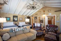Scenic Hill Country Views and Cozy Amenities - Charming Rustic Retreat Hotels in Kerr County