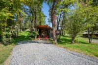 Charming Tiny Cabin with Scenic Views - Cozy Mountain Retreat