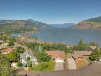 Breathtaking River Views and Cozy Comforts - Stunning Scenic Retreat