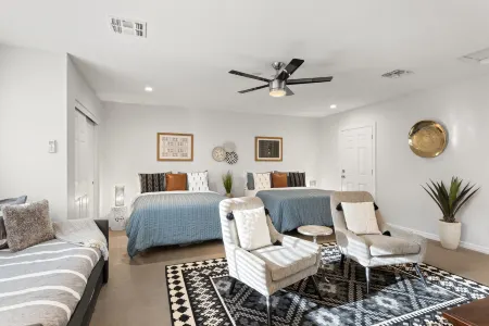 Luxury Heated Pool+2 Kings, BBQ & Steps to Oldtown Отели рядом с достопримечательностью «On The Edge Gallery»