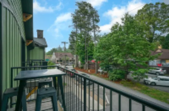 Charming Balcony and Contemporary Comfort - Elegant Mountain Retreat