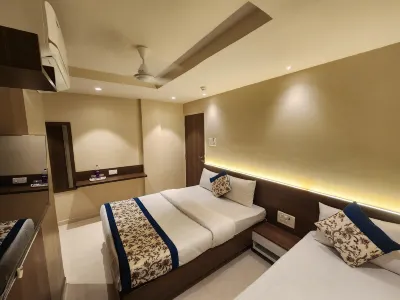 Hotel Yatri Inn Отели рядом с достопримечательностью «Ambreshwar Shiva Temple»