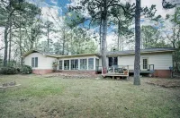 4Br City Retreat w/ Fire Pit, BBQ & Free Parking