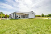 Cozy Atmosphere and Boat Parking - Charming Lakeside Haven Hotels in Lake Bridgeport