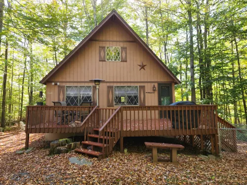 Large Deck, Fire Pit and Modern Amenities - Cozy Tranquil Retreat