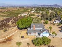 Breathtaking Vineyard Views and Hot Tub - Charming Retreat
