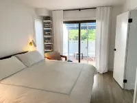 Newly Renovated Modern East Hampton Home / Pets Welcome