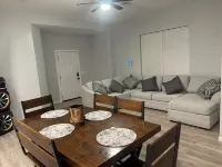 Charming 3-bedroom house in Oklahoma City with WiFi,AC. 5 miles from the airport Hotel in zona Mid-America Christian University