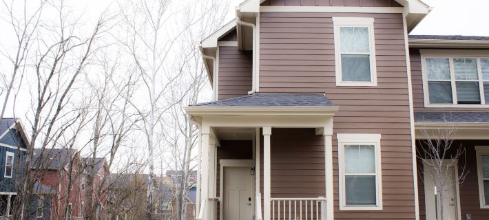 Stunning 4-Br Houses with on-Site Pool Hotels in Bloomington