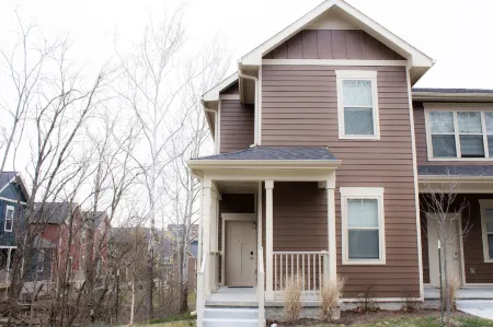 Stunning 4-Br Houses with on-Site Pool