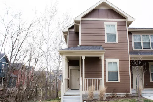 Stunning 4-Br Houses with on-Site Pool Hotels in Bloomington