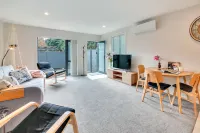 Beautifully Styled 2Br w 2 Carparks & Aircon Hotell i Grafton