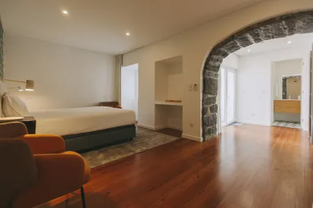 Azores Inn - Family Suites Hostel Отели рядом с достопримечательностью «Nucleo de Santa Bárbara do Museu Carlos Machado»