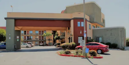 Rancho San Diego Inn & Suites Отели рядом с достопримечательностью «Olaf Wieghorst Museum & Western Heritage Center»