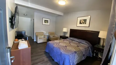 Golden Kent Motel Отели рядом с достопримечательностью «Holy Spirit Catholic Church»