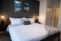 Birdies and Bears by Revelstoke Vacations Revelstoke Visitor Information Center 주변 호텔