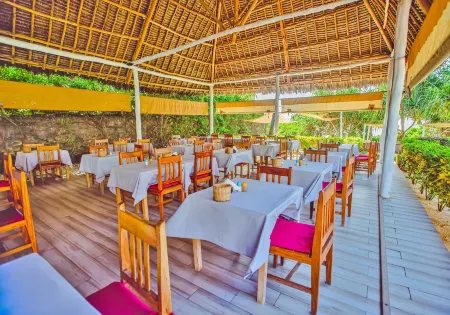 AHG Sun Bay Mlilile Beach Hotel Отели рядом с достопримечательностью «Мнемба»