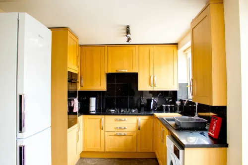 Spacious 5-Bedroom Home - Sleeps 11 & Free Parking Hotels in Tilbury