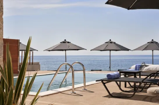 Beachfront Alassa Villas with Private Pools Hotel a 