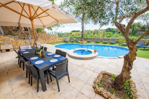 Villa Soldanis Sleeps 12 with Pool - 발코니