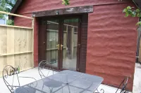 The Nook - Farm Park Stay with Hot Tub, BBQ & Fire Pit Hotels in Mawr