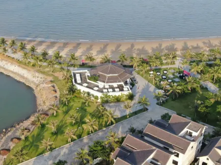 Paradise Suites Hotel Отели в г. Tuan Chau