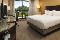 DoubleTree by Hilton Portland, or Hotels near Duniway Park Lilac Garden
