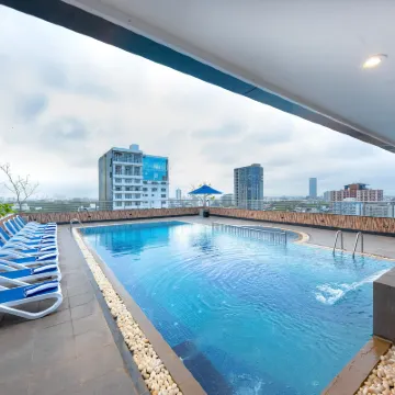 Pearl Grand by Rathna Hotels near Barefoot Gallery