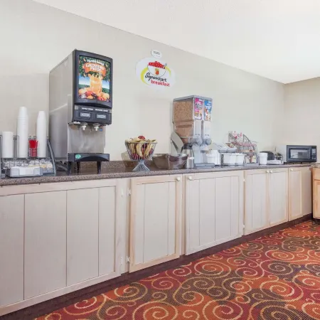 Super 8 by Wyndham Evansville North