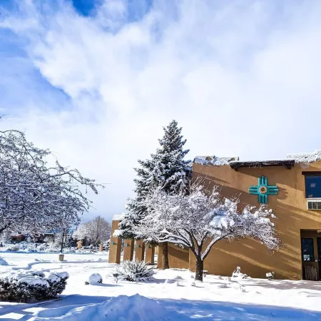 Sagebrush Inn & Suites Отели рядом с достопримечательностью «San Francisco de Asis Church»