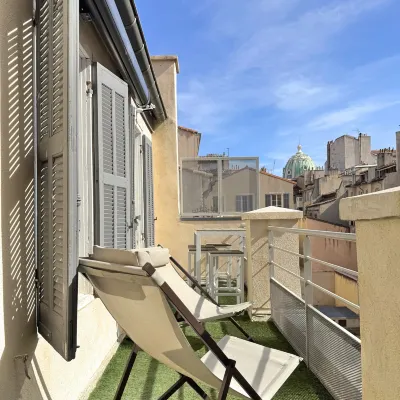 Les Appartements du Vieux Port Hotels near Cours Julien