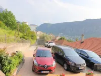 拉扎雷維奇公寓酒店 - 停車場