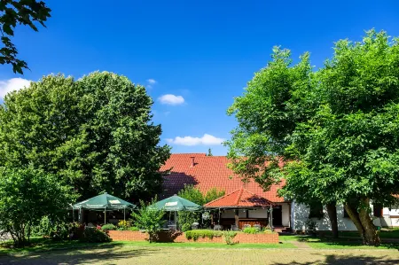 Hotel & Restaurant Lindengarten Отели в г. Даме-Шпревальд