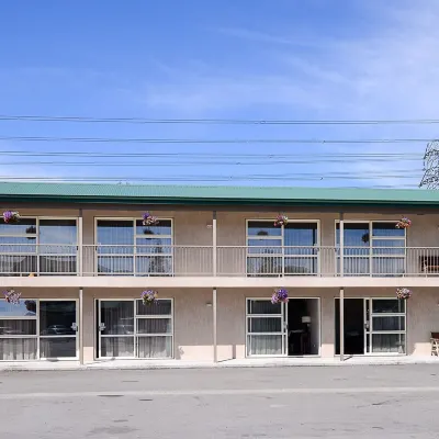 Racecourse Hotel and Motor Lodge Hotels near Dakota Park