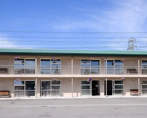 Racecourse Hotel and Motor Lodge Hotels near Dakota Park