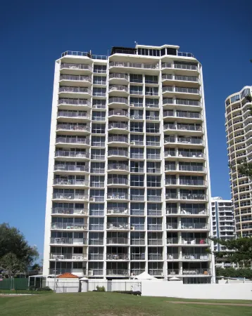 Golden Sands on the Beach - Absolute Beachfront Apartments Отели рядом с достопримечательностью «Мейн Бич»