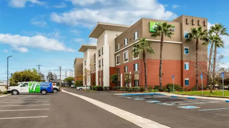 Holiday Inn Express & Suites Fremont - Milpitas Central Отели в г. Фремонт