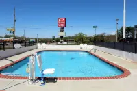 Econo Lodge - Pools