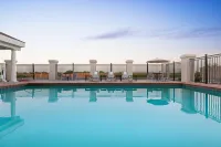 Holiday Inn Express & Suites Shawnee I-40 فنادق في شاوني