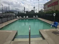 Super 8 by Wyndham Niagara Falls NY - Pools