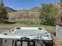 Cozy studio in gorgeous Salmon with AC, WiFi, Hot tub Hotels in Lemhi County