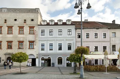 Hotel Arcade Hotel dekat Church of the Assumption of the Blessed Virgin Mary