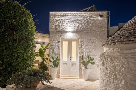 Trulli di Zia Vittoria Отели рядом с достопримечательностью «Trullo Sovrano»