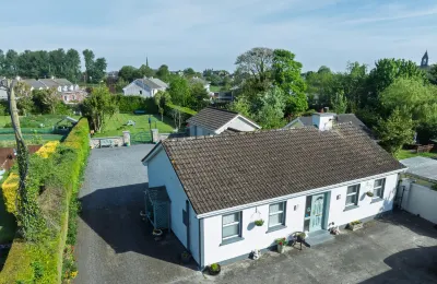 Brielle House Hotels near Dunamaise Arts Centre