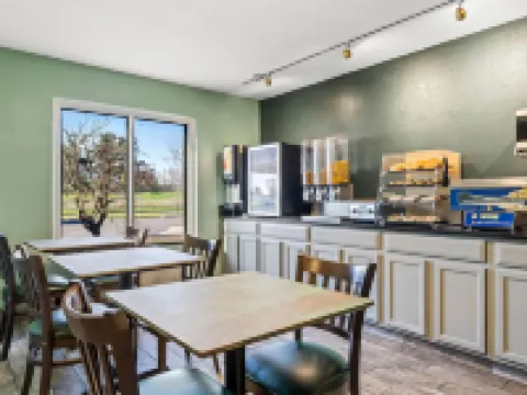 เดย์สอินน์ บายวินด์แฮม แบล็ค ริเวอร์ฟอลส์ ไอ-94 ออน เอทีวี เทรล โรงแรมในJackson County